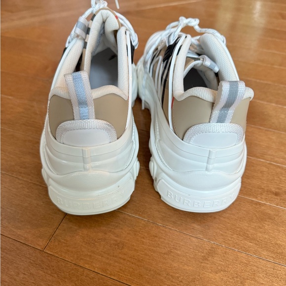 BURBERRY MENS SNEAKER SIZE 46 WHITE WITH CLASSIC BURBERRY CANVAS PRINT - Picture 2 of 4